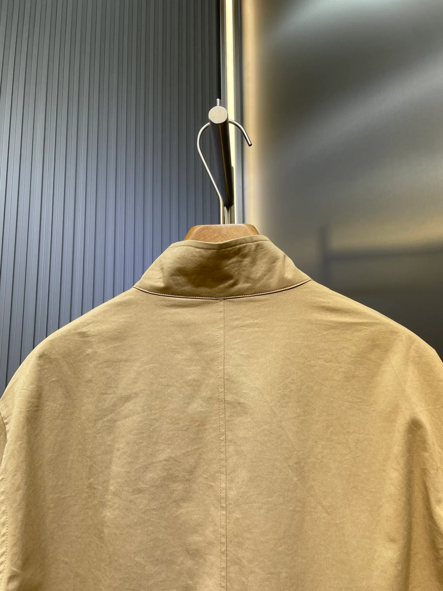 P560 Ralph Lauren 🌟 Embroidered zipper jacket Customized elegant cotton fine twill fabric Soft and silky Comfortable against the skin With khaki as the base color Soft and unobtrusive Just right to show a kind of restrained elegance Exquisite pony logo embellished with an atmosphere of freedom and vitality Injecting the brand soul charm Using simple and smooth lines to outline a tall and straight figure A unique and charming fashion masterpiece came into being Process 1: Adopting imported machine embroidery technology and using advanced computer control systems and precision mechanical components to achieve the iconic pony embroidery operation with high precision and smooth and delicate lines. Process 2: Template machine bag opening. The preset template guides the position, shape and size of the bag opening. The accuracy ensures the quality of the bag opening effect. Process 3: Infrared positioning cutting machine uses infrared emitters and infrared receivers to achieve precise positioning of materials. The accuracy can reach the micron level, thereby meeting the effect of high-precision cutting of plaid alignment. Process 4: The fabrics have been carefully washed and have a better feel. Not easy to deform, not easy to shrink, not easy to fade, and maintain long-term beauty. Accessories: Customized 1:1 Ralph Lauren horn buckle, Customized 1:1 Ralph Lauren zipper, Customized 1:1 leather lanyard, Customized 1:1 Ralph Lauren trademark. Version: Loose version. Size: S M L XL